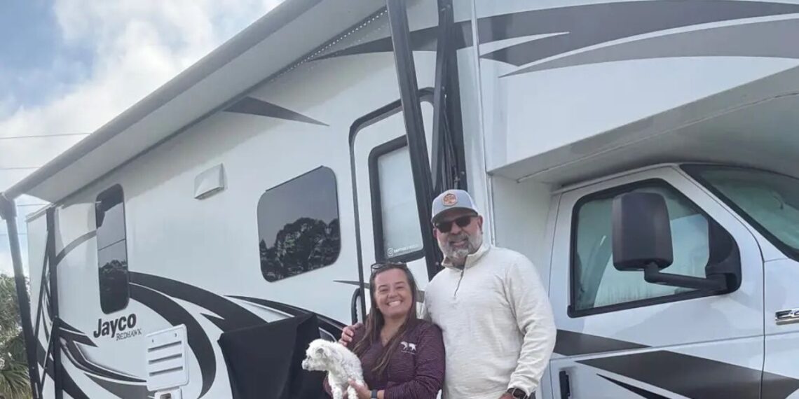 Quando meu marido e eu ficamos com o ninho vazio, vendemos a casa e nos mudamos para um trailer. Agora vivemos na estrada em tempo integral.