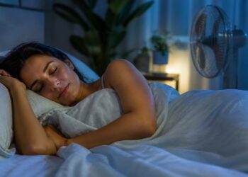 A psicologia explica por que algumas pessoas precisam dormir cobertas mesmo no calor