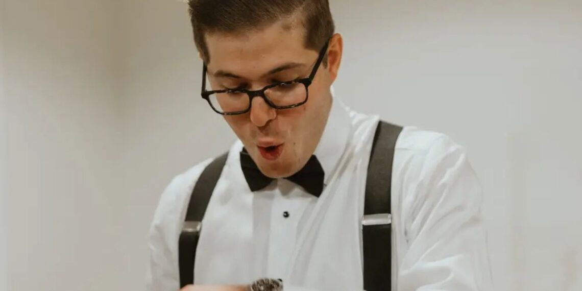 Um homem pediu a namorada em casamento com um lindo anel. Ela retribuiu com o Rolex dos sonhos dele.