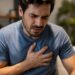 Dor no peito: 5 sinais que ajudam a diferenciar infarto de ansiedade ou refluxo