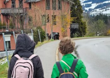 Sou americano e crio dois filhos na Suíça. Eles começaram a caminhar para a escola sem mim quando estavam no jardim de infância.
