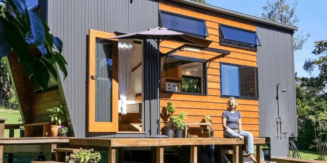 Não conseguia pagar aluguel, então construí minha própria mini casa; aos 56, finalmente me tornei dona da minha casa