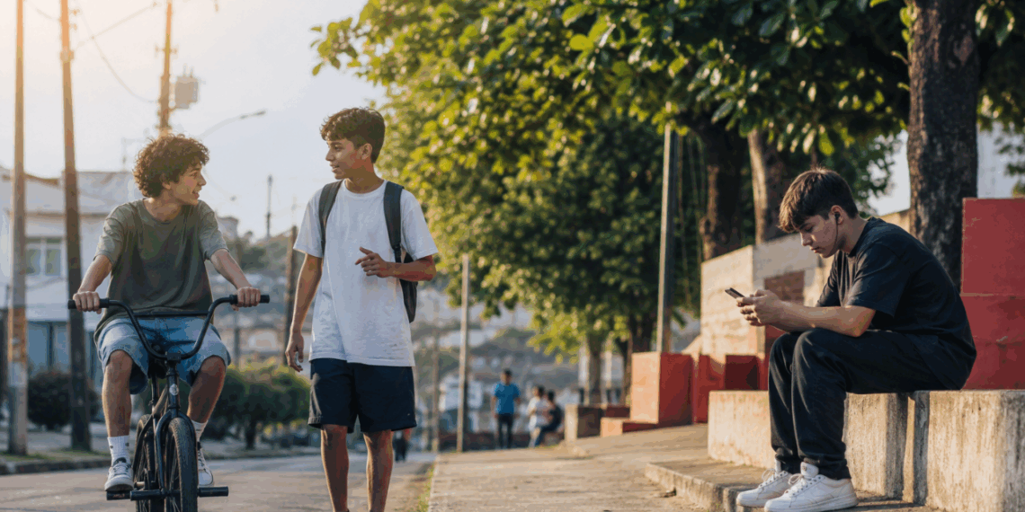 A psicologia afirma que adolescentes dos anos 90 lidavam melhor com o tédio e a solidão