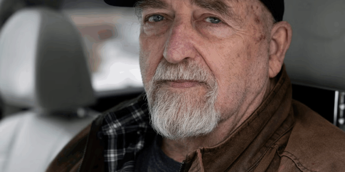 Tenho 76 anos e dirijo para o Uber porque perdi minhas economias com o tratamento de câncer da minha esposa; não sei até quando aguento
