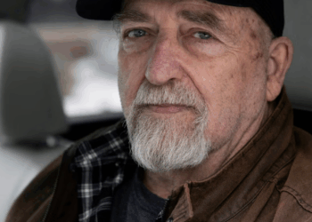 Tenho 76 anos e dirijo para o Uber porque perdi minhas economias com o tratamento de câncer da minha esposa; não sei até quando aguento