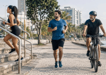 Nem corrida intensa, nem academia diária: o segredo está no tempo acumulado de atividade física