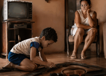 A psicologia afirma que crianças dos anos 90 cresceram mais ansiosas por terem sido supervisionadas o tempo todo