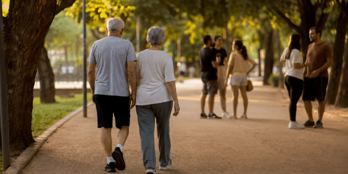 A psicologia diz que parte da tristeza após os 60 anos vem da percepção de que muitos vínculos dependiam apenas da convivência diária
