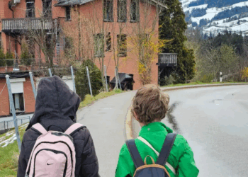 Sou americana e estou criando dois filhos na Suíça: eles vão para a escola sozinhos desde a pré escola