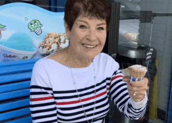 Frequentadora assídua da academia aos 93 anos diz que treinos diários a fazem se sentir como se tivesse 50; ela atribui a longevidade aos exercícios, ao feijão e à família