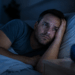 Você acorda várias vezes durante a noite? Médicos explicam quando isso pode ser sinal de sono ruim