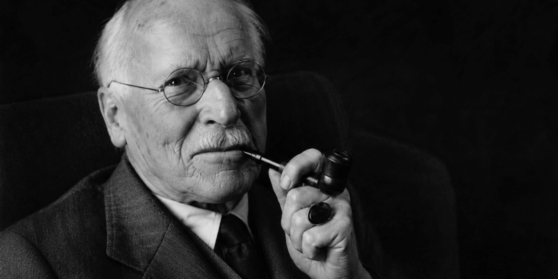 Carl Jung, ao analisar o inconsciente e o autoconhecimento, afirmou: “Quem olha para fora sonha. Quem olha para dentro desperta.”: reflexões sobre consciência, maturidade emocional e a importância de compreender a própria mente.