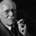 Carl Jung, ao analisar o inconsciente e o autoconhecimento, afirmou: “Quem olha para fora sonha. Quem olha para dentro desperta.”: reflexões sobre consciência, maturidade emocional e a importância de compreender a própria mente.
