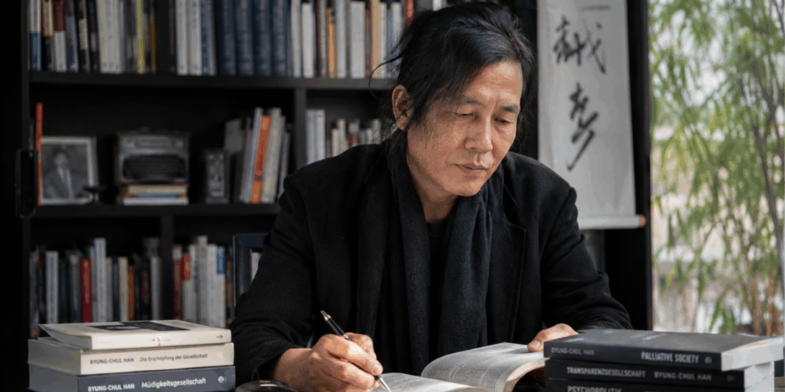 Byung-Chul Han, ao estudar o esgotamento da sociedade contemporânea, escreveu: “O excesso de desempenho conduz ao infarto da alma.”: uma crítica ao cansaço moderno, à produtividade extrema e ao desgaste emocional.