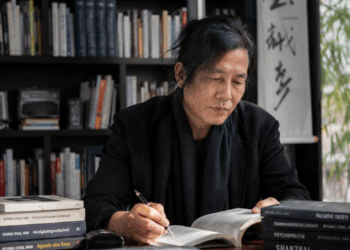 Byung-Chul Han, ao estudar o esgotamento da sociedade contemporânea, escreveu: “O excesso de desempenho conduz ao infarto da alma.”: uma crítica ao cansaço moderno, à produtividade extrema e ao desgaste emocional.