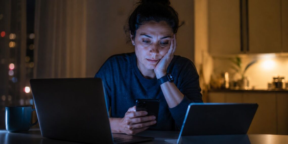 A psicologia diz que adultos dos anos 90 sentem mais exaustão digital porque viveram a mudança brusca para uma sociedade hiperconectada
