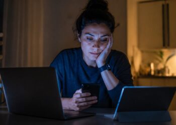 A psicologia diz que adultos dos anos 90 sentem mais exaustão digital porque viveram a mudança brusca para uma sociedade hiperconectada
