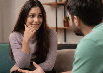 A psicologia explica que rir em momentos tensos pode ser uma reação do cérebro ao estresse