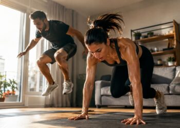Até 300 calorias em meia hora? Veja os 3 exercícios que ajudam a perder barriga em casa