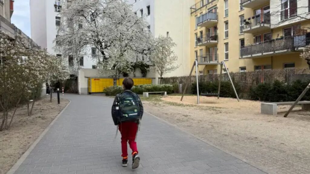 Sou uma mãe americana na Alemanha. Deixei meu filho de 8 anos ir sozinho para a escola, os outros pais me perguntaram por que demorou tanto.