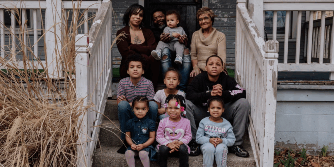 Sou a matriarca de 90 anos de uma família de quatro gerações: durmo no sofá e minha família ocupa os outros seis quartos