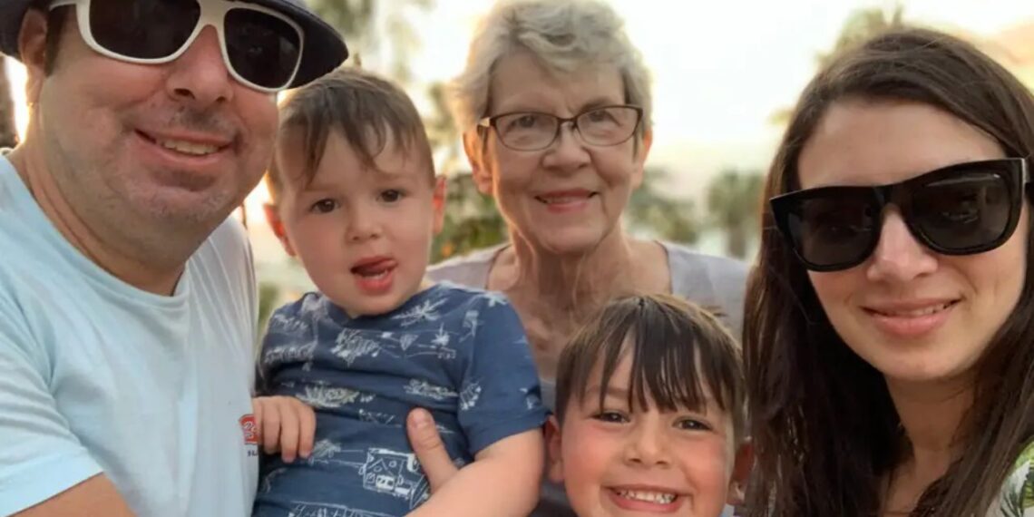 Minha mãe com Parkinson foi morar com minha família. Com o passar do tempo, ficou difícil demais cuidar dela.