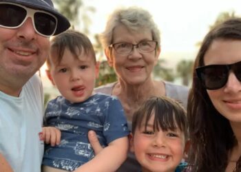 Minha mãe com Parkinson foi morar com minha família. Com o passar do tempo, ficou difícil demais cuidar dela.