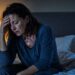 Acordar encharcado durante a madrugada nem sempre é culpa do calor e especialistas explicam o motivo