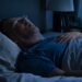 Não é apenas uma noite mal dormida: dor de cabeça ao despertar pode revelar um problema de saúde importante
