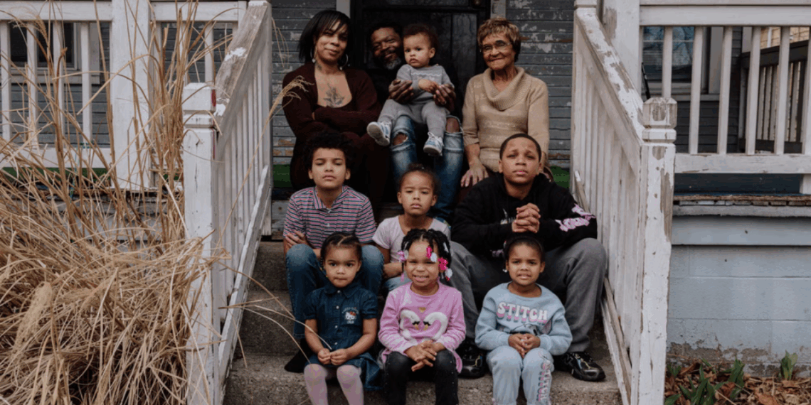 Sou a matriarca de 90 anos de uma família de 4 gerações. Durmo no sofá e minha família divide os outros 6 quartos.