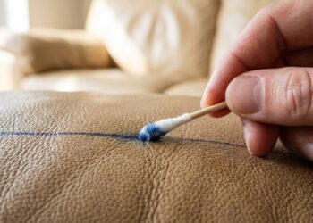Como limpar risco de caneta esferográfica do sofá de couro: veja como deixá-lo sem manchas usando apenas um removedor suave caseiro
