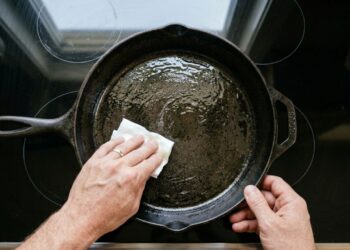 Como limpar ferrugem de frigideiras de ferro fundido antigas: veja como deixá-las prontas para o uso esfregando sal grosso com uma escova de cerdas duras