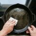 Como limpar ferrugem de frigideiras de ferro fundido antigas: veja como deixá-las prontas para o uso esfregando sal grosso com uma escova de cerdas duras