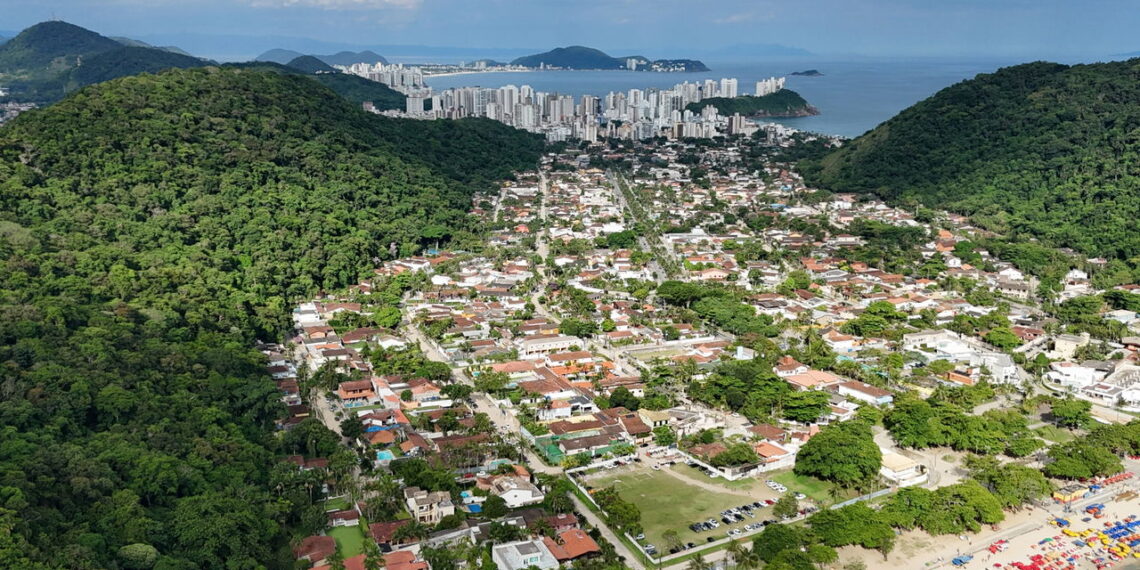 A Pérola do Atlântico tem 27 praias em 22 km e a única areia da América do Sul com 16 selos internacionais seguidos a 90 km da capital