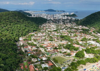 A Pérola do Atlântico tem 27 praias em 22 km e a única areia da América do Sul com 16 selos internacionais seguidos a 90 km da capital