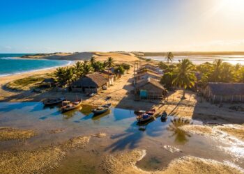 Essa península nordestina não permite carros e tem charretes como transporte oficial: o vilarejo onde mais de 2 mil moradores vivem entre dunas e salinas
