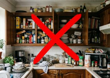 Adeus aos armários superiores lotados na cozinha: a nova tendência é mais elegante e proporciona leveza com prateleiras abertas