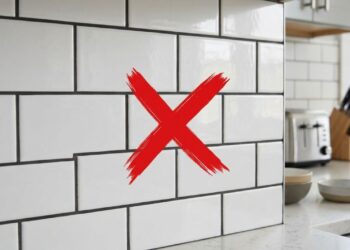 O azulejo de metrô (subway tile) branco tradicional com rejunte escuro está com os dias contados: conheça os ladrilhos cerâmicos artesanais que são o futuro do design