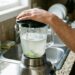 Como limpar o copo do liquidificador sujo em apenas 30 segundos: o truque fácil de bater água morna com algumas gotas de detergente que sempre funciona