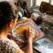 Espremer meio limão e adicionar sal grosso diretamente na tábua de cortar carne: um truque inteligente para clarear manchas