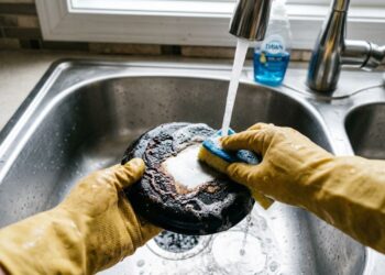 Como limpar as tampas do fogão incrustadas de gordura carbonizada: veja como deixá-las brilhando usando um banho de amônia fechado dentro de um saco plástico