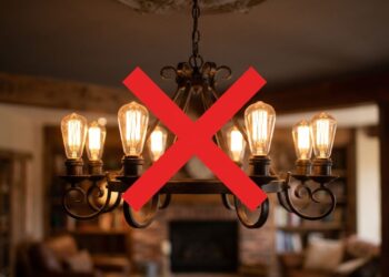 Adeus aos lustres de filamento aparente que ofuscam os olhos na sala de jantar: as tendências de luminárias em vidro leitoso difuso que vão dominar em 2026