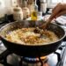 O que significa "arroz refogado" e por que isso altera tanto o resultado?