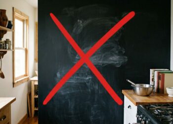 A parede de lousa preta para escrever receitas de giz na cozinha está com os dias contados: conheça os painéis de madeira ripada lavável que são o futuro do design