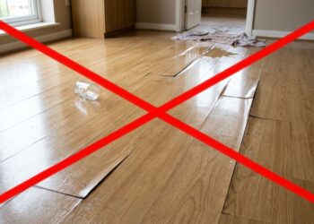 Adeus ao piso laminado brilhante que escorrega e incha com água: as tendências de piso vinílico com textura rústica fosca que vão dominar em 2026