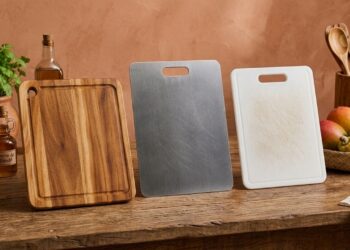 Qual tábua de corte é a melhor para usar na cozinha: madeira, plástico ou metal?