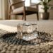 Colocar cubos de gelo sobre os amassados deixados por pés de móveis pesados no tapete da sala: um truque inteligente para fazer as fibras voltarem à forma original