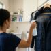 Borrifar vodca barata pura em roupas de frio que estão com cheiro de guardado no armário: para que serve e por que recomendam