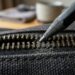 Passar a ponta de um lápis grafite comum sobre os dentes de zíperes travados ou dobradiças de armários: um truque inteligente para lubrificar sem fazer sujeira