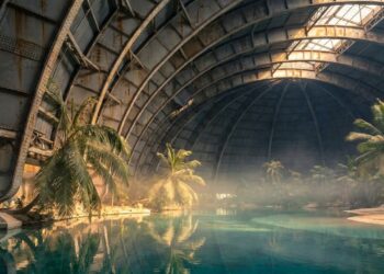 Cabe uma Torre Eiffel deitada lá dentro: o hangar de dirigível que virou o maior parque aquático coberto do planeta